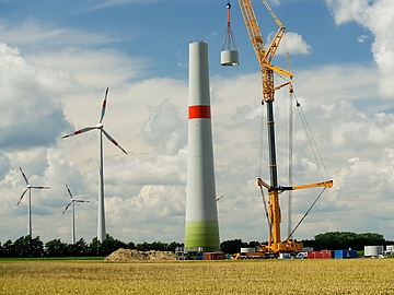 Windkraftanlagenbau Ein Beispielbild für die Branchen, in denen WiRoPa aus Gescher aktiv ist - hier ein Bild aus dem Bau einer Windkraftanlage.