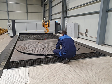 Mitarbeiter an Laserschneidmaschine