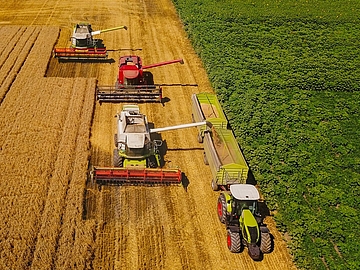 Landmaschinen Ein Beispielbild für die Branchen, in denen WiRoPa aus Gescher aktiv ist - hier ein Bild von Landmaschinen im Einsatz.