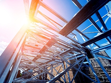 Stahlbau Ein Beispielbild für die Branchen, in denen WiRoPa aus Gescher aktiv ist - hier ein Bild mit einer im Bau befindlichen Stahlbrücke.
