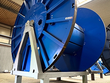 Blaue Trommel für Kabel auf Gestell